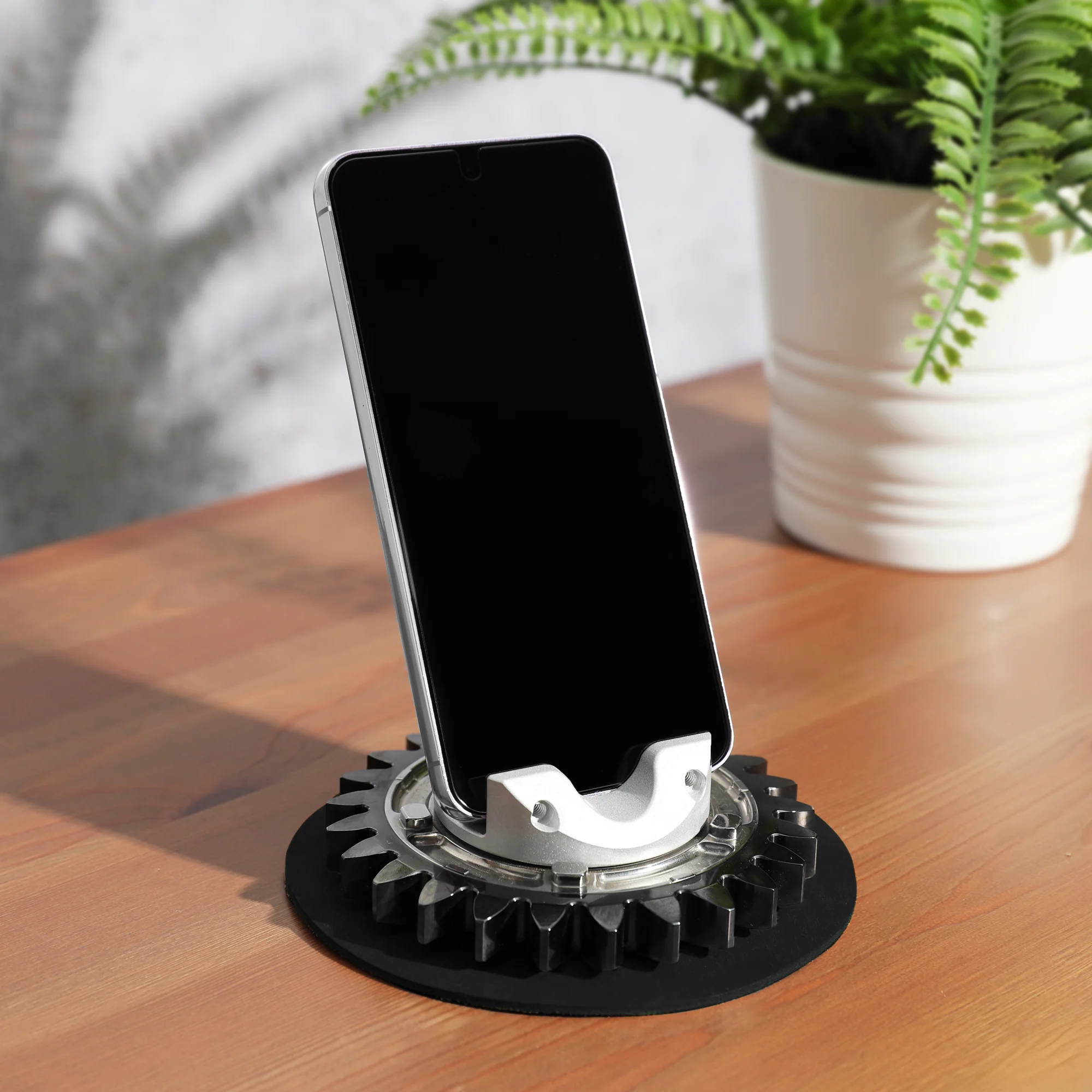 Formula 1 Gear Ratio Phone Holder - Black - Image 3