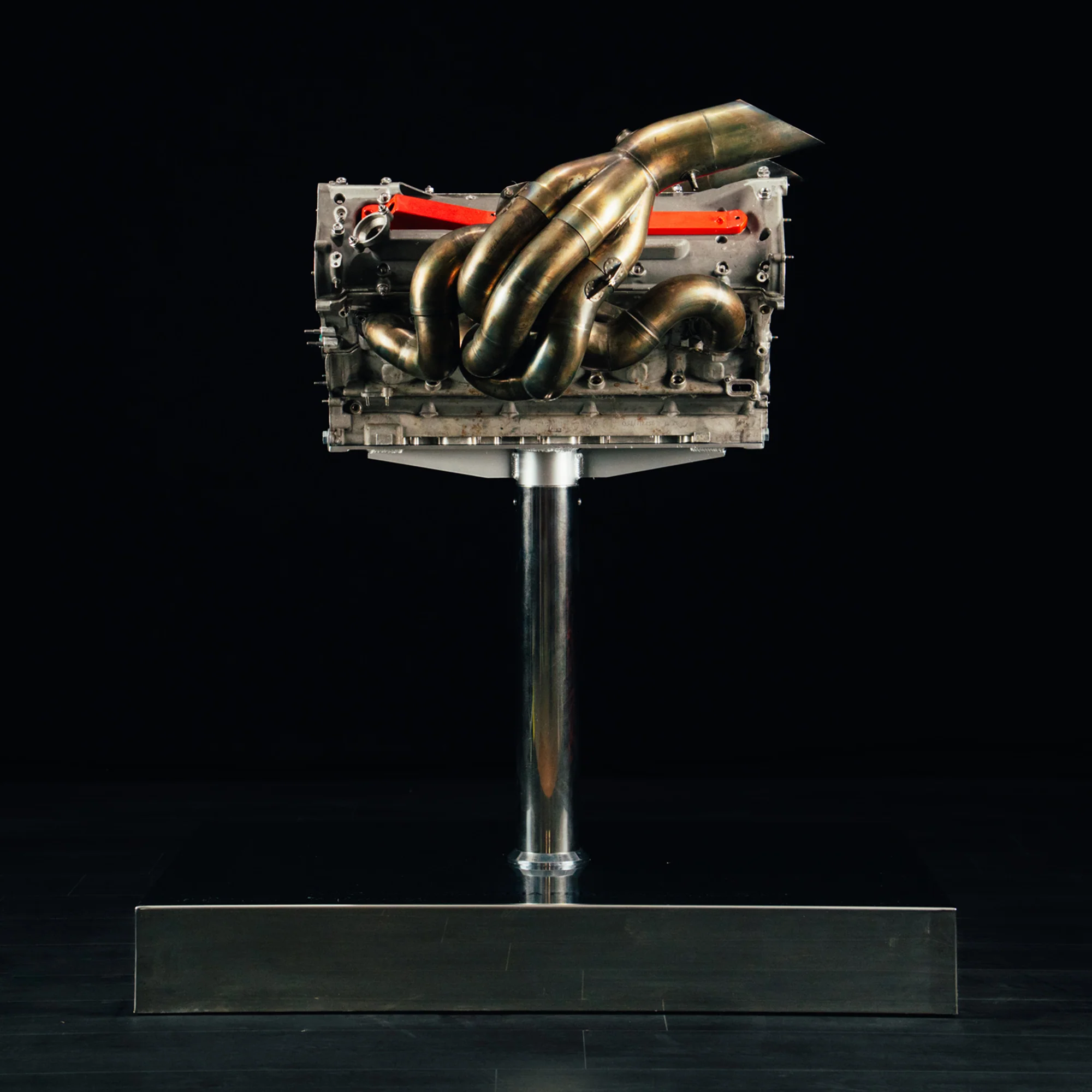 Season Launch LOT 041 – 2001 Ferrari F2001 050 Engine - Display Stand - Image 5